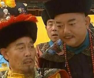 1799年，89岁的乾隆在弥留之际，似对嘉庆交代着临终遗言，可是嘉庆一个字也听不