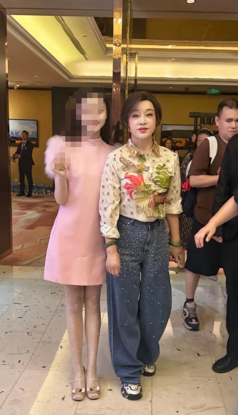 刘晓庆还是那个刘晓庆，衣不惊人死不休。衣服裤子始终是花花绿绿的，无花不穿！感
