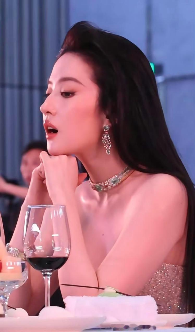 刘亦菲的美貌确实是被高估了，其实细看她并没有外界说的那么仙美！刘亦菲最大的优