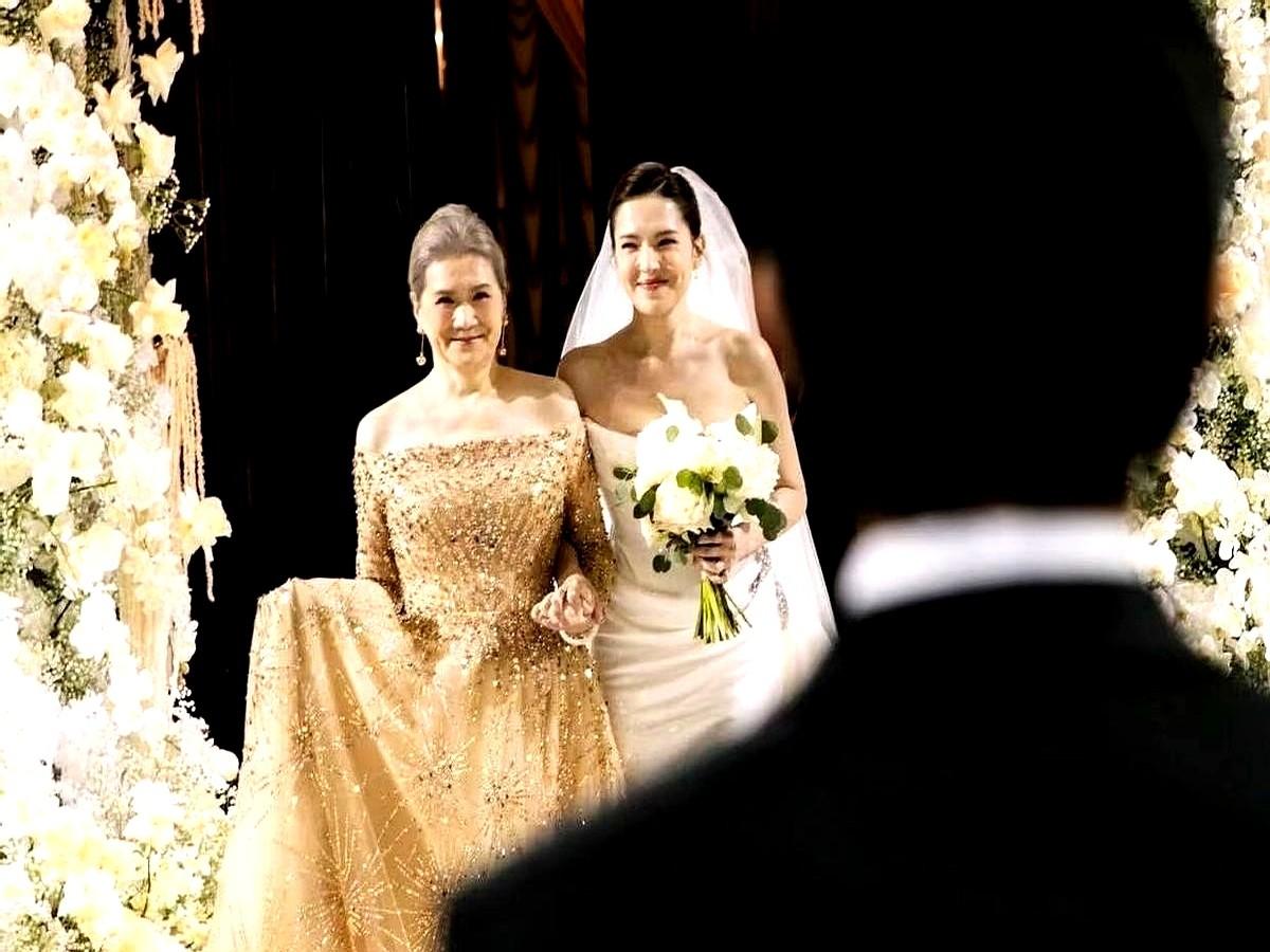 刷到许玮甯的婚礼照片，我突然愣住了。看到许玮甯妈妈的状态后，才明白她的好状态