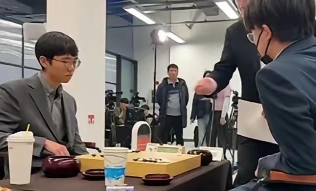 昨晚，韩国棋院官网骤然撤下LG杯所有资料，“卞相壹”三个字被一键抹去。既无声明，