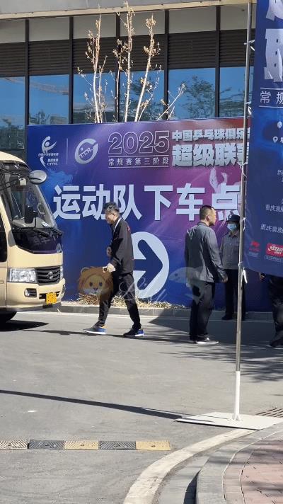 王楚钦新疆下训！王CC和草莓熊不坐一辆车？乒超联赛第三阶段，今天一早魏桥就上训