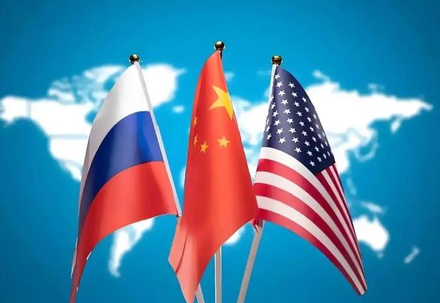 中美俄三国之间的关系已经发生了变化，俄罗斯的那一角明显失去了力量。过去，中美俄被