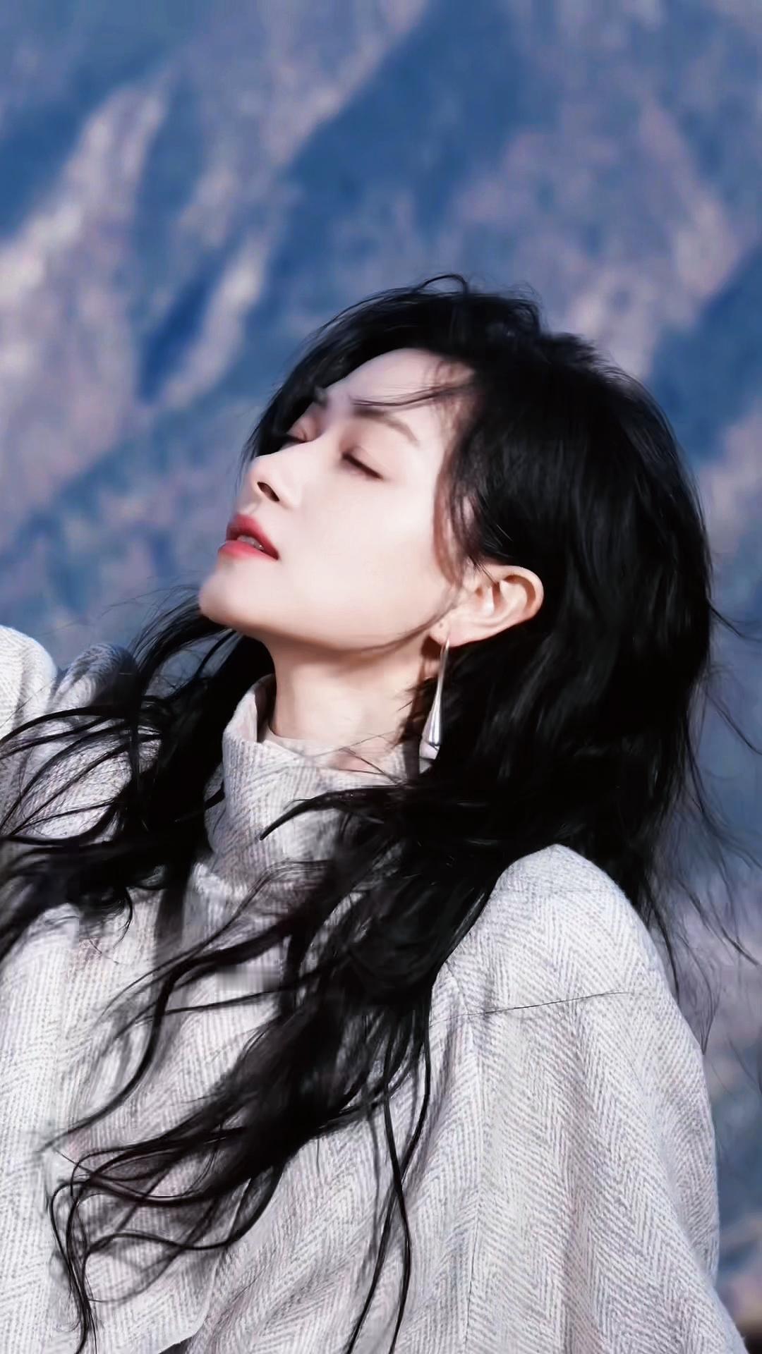 万茜｜万茜公路文女主有脸了｜万茜上城士雪山大片一个凝视，一段独舞，笑意微启