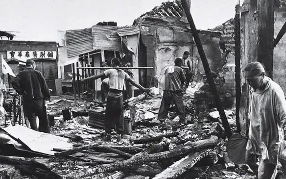 1937年9月23日，灵丘城门被铁锁死死扣住，外头日军机枪上膛，城里却挤满了刚被