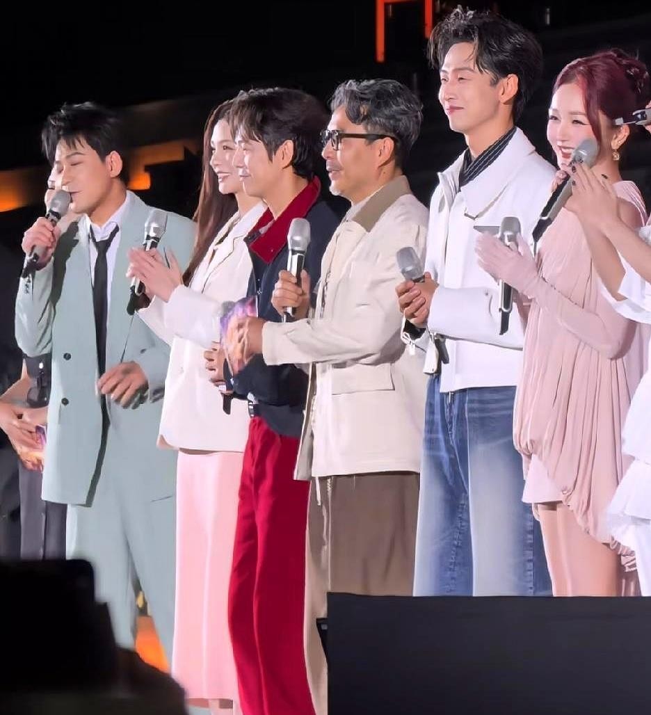 芒果台2027招商大会把何炅汪涵又推到了台前，两位老将带着沈梦辰齐思钧苏醒等十位主持人站上张家界大庸