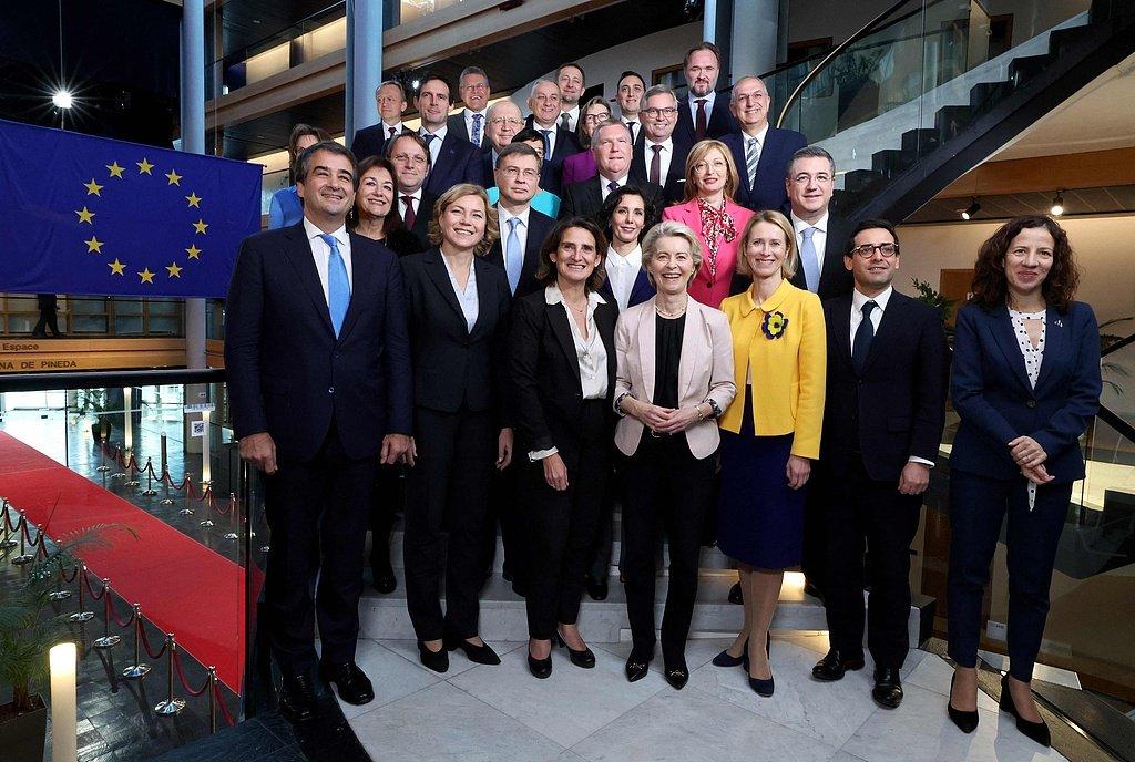 欧盟逼中国二选一？冯德莱恩放狠话当天，德国车企大佬组团来华谈生意！