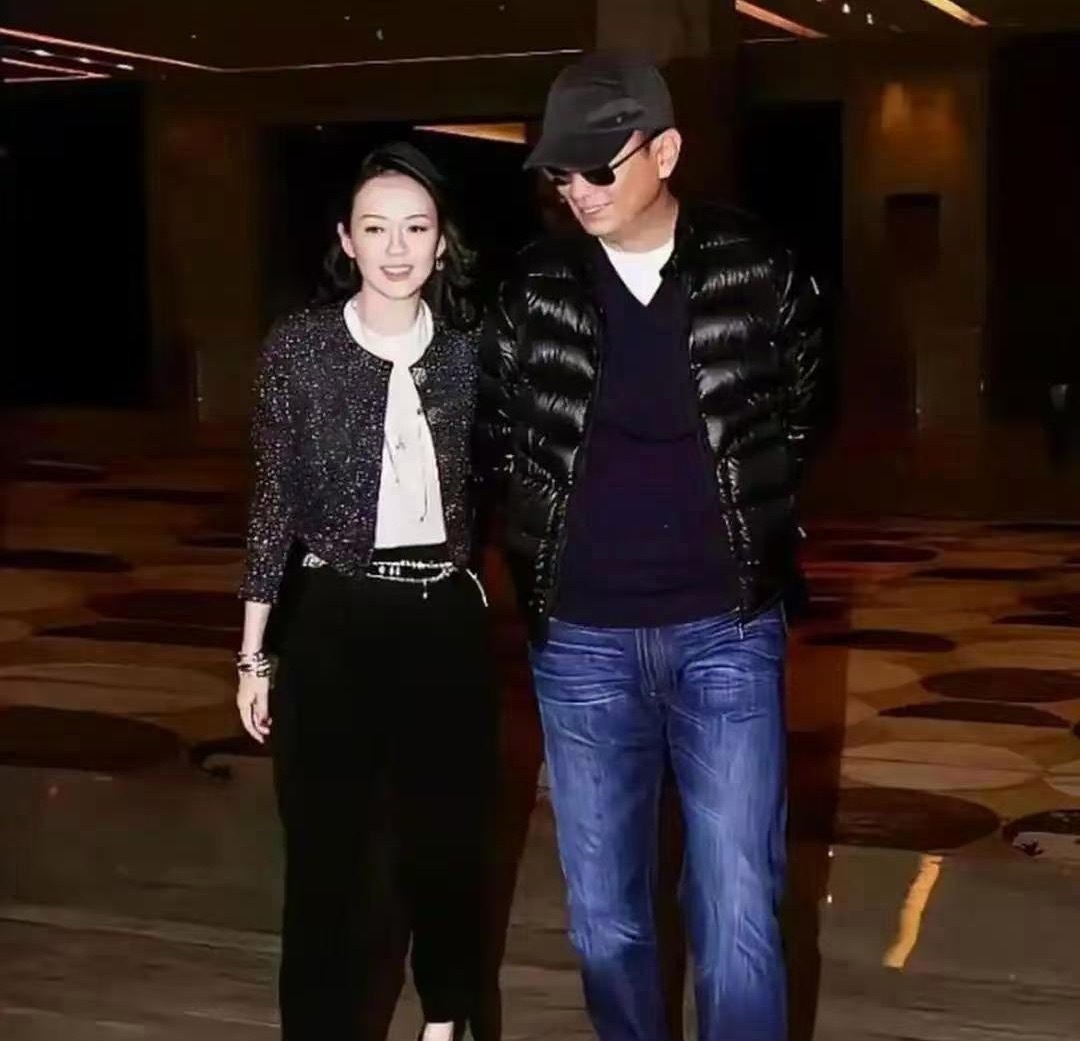 章子怡的新恋情曝光后，再次引发了公众的广泛好奇：她究竟在追求什么？与汪峰、森林北高调开启新生活不同，