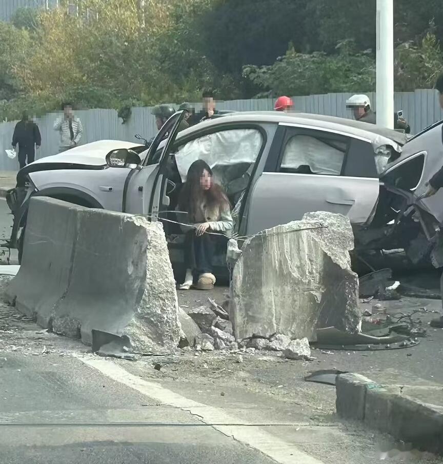 刚刚获得的网友爆料，某地一辆新能源车发生严重事故，现场一片狼藉。从图中可见，水泥