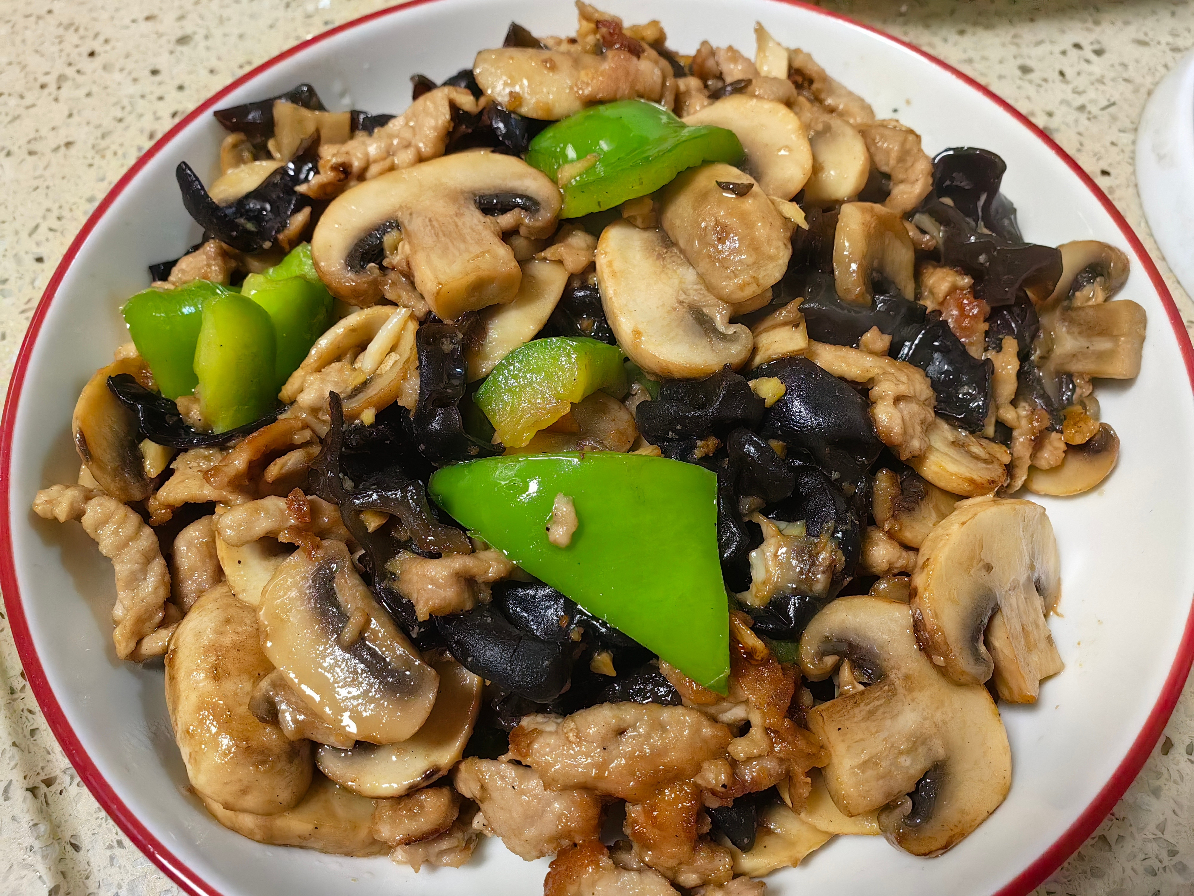 每日一餐分享红薯粥，蘑菇黑木耳炒肉，红烧鱼，炒四季豆。​​​