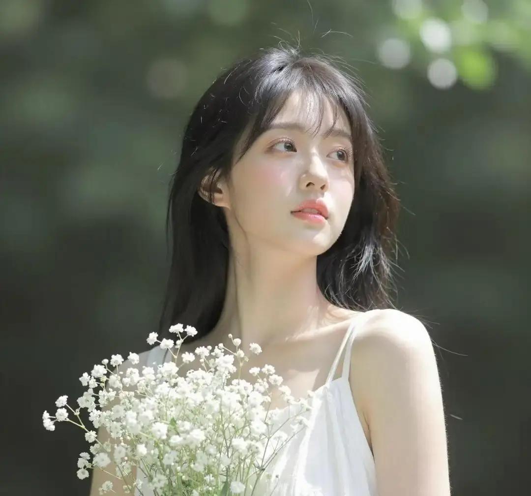 今年春节聚会，二哥悄悄塞给我孙子两百块红包，叹了口气说：“以后各家各户花销大，咱