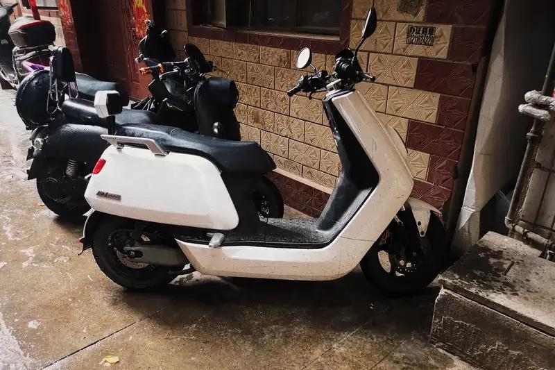 最近网友都在热议昆明新国标电动自行车价格。据报道，昆明首批新国标电动车主流车型售