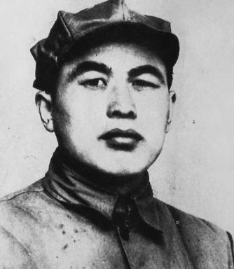 1972年，北京军区司令李德生少将接受命令，前去解救一位老战友。赶到一处幽暗的地