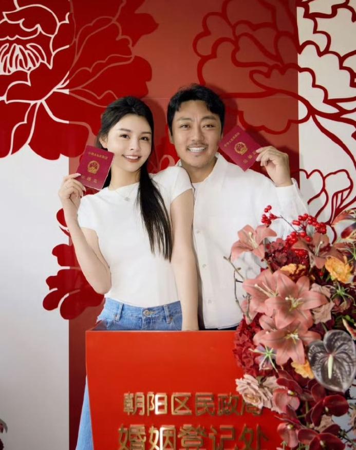 娱乐圈又有一对，正式官宣！4月11日，娱乐圈里一直都静悄悄的，没想到中午时分