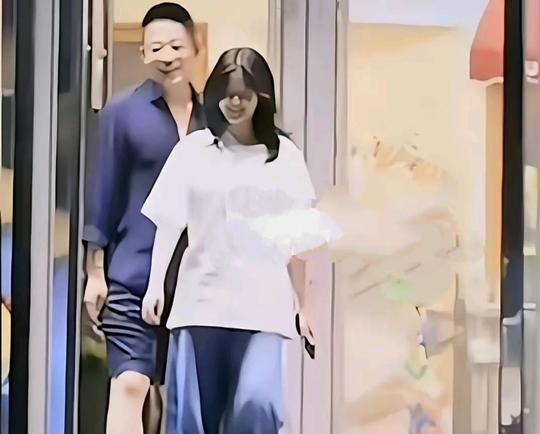 小玥儿开心了！这样远远的望去太像妈妈了神态，走路，嘴巴都太像了估计除