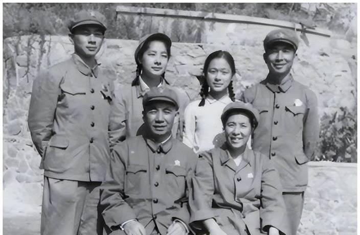 1956年，开国少将易耀彩带着妻子衣锦还乡，没想到，刚进村就看见了自己当年的童养