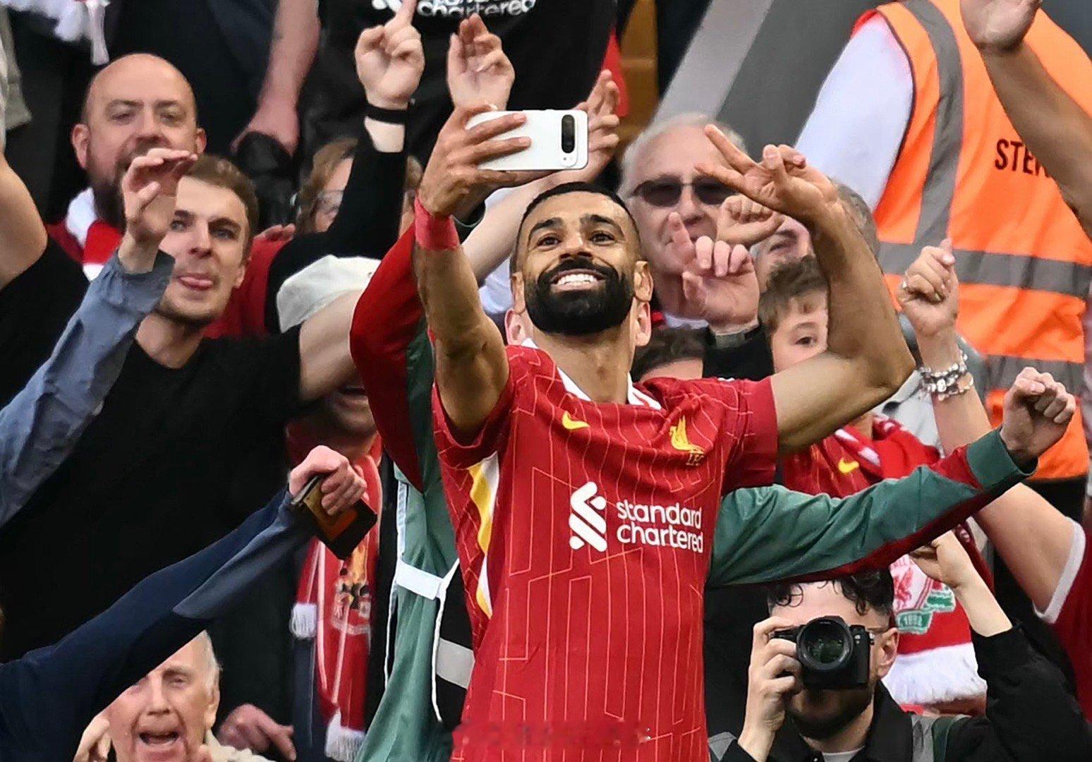 萨拉赫相当于中东地区的GOAT，只要他愿意，沙特肯定给他留位置，薪酬也不会低。他