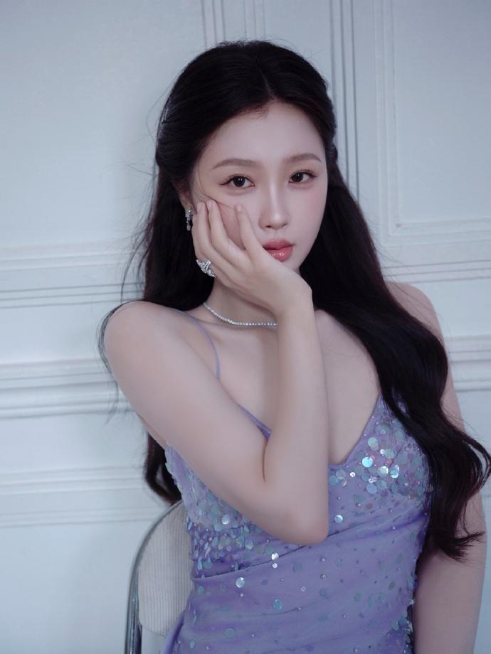 虞书欣紫色“小虞鱼”：如梦如幻，浪漫是阵阵香气，轻快且欢愉。