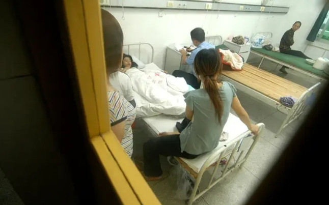 女儿高三，马上要高考了，就在这关键时刻，她同班的一个女孩感到身体不舒服，发烧，以