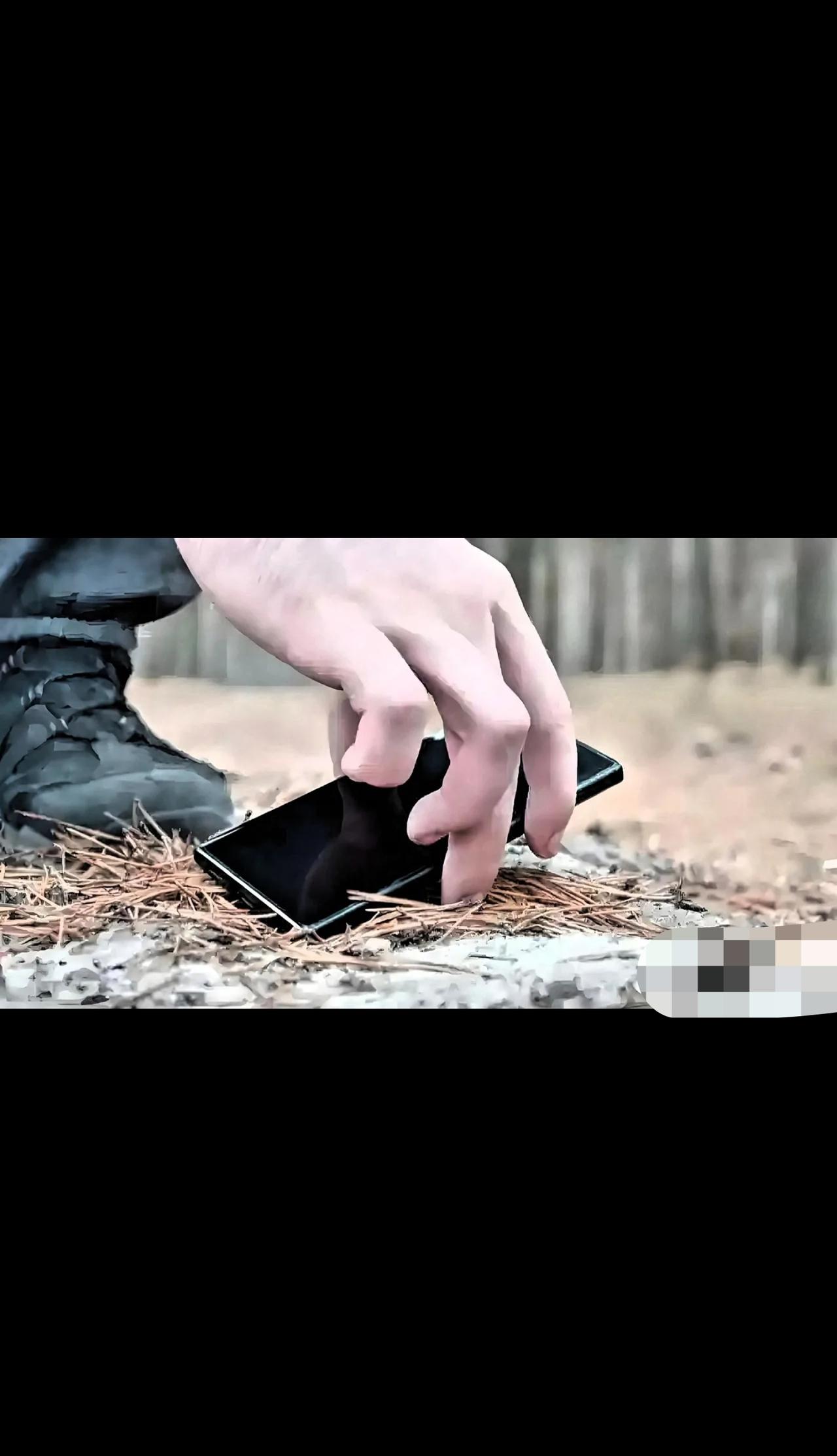 “心坏没好下场！”河南郑州，女子捡到一手机，解不开密码，直接扔进草丛，失主报警称