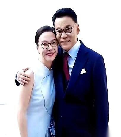 一个大男人，直播着，开着会，百忙之中，抽空给你发条微信。就五个字：别忘了喝茶