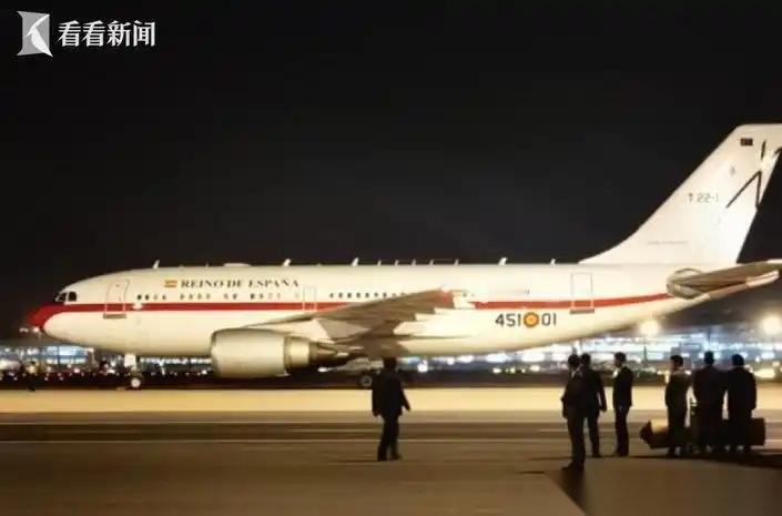堂堂一国政府首脑，专机迫降后竟然被晾在停机坪过夜？这事儿要是放在十年前，您打死都