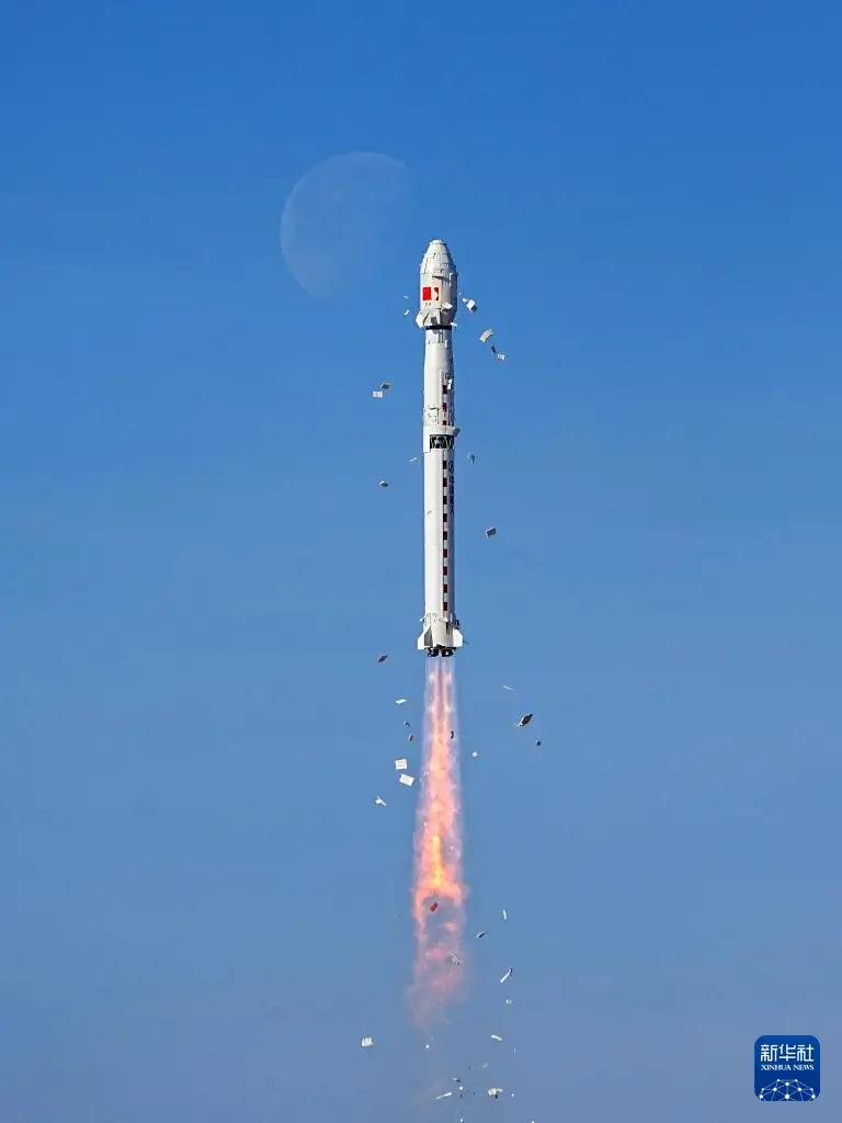 【中国航天冲刺！“一日三发”刷新SpaceX纪录，长征火箭成全球关注焦点】1