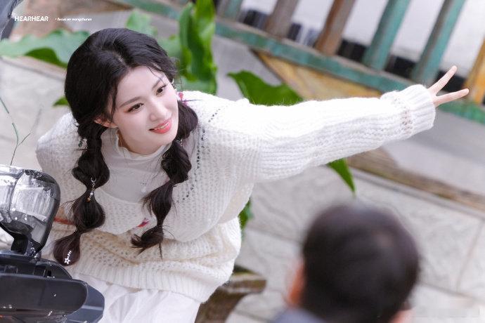 王楚然一出手就是神图王楚然《奔跑吧》路透神图来袭！泡泡辫搭配暖色系尽显温柔，藏袍