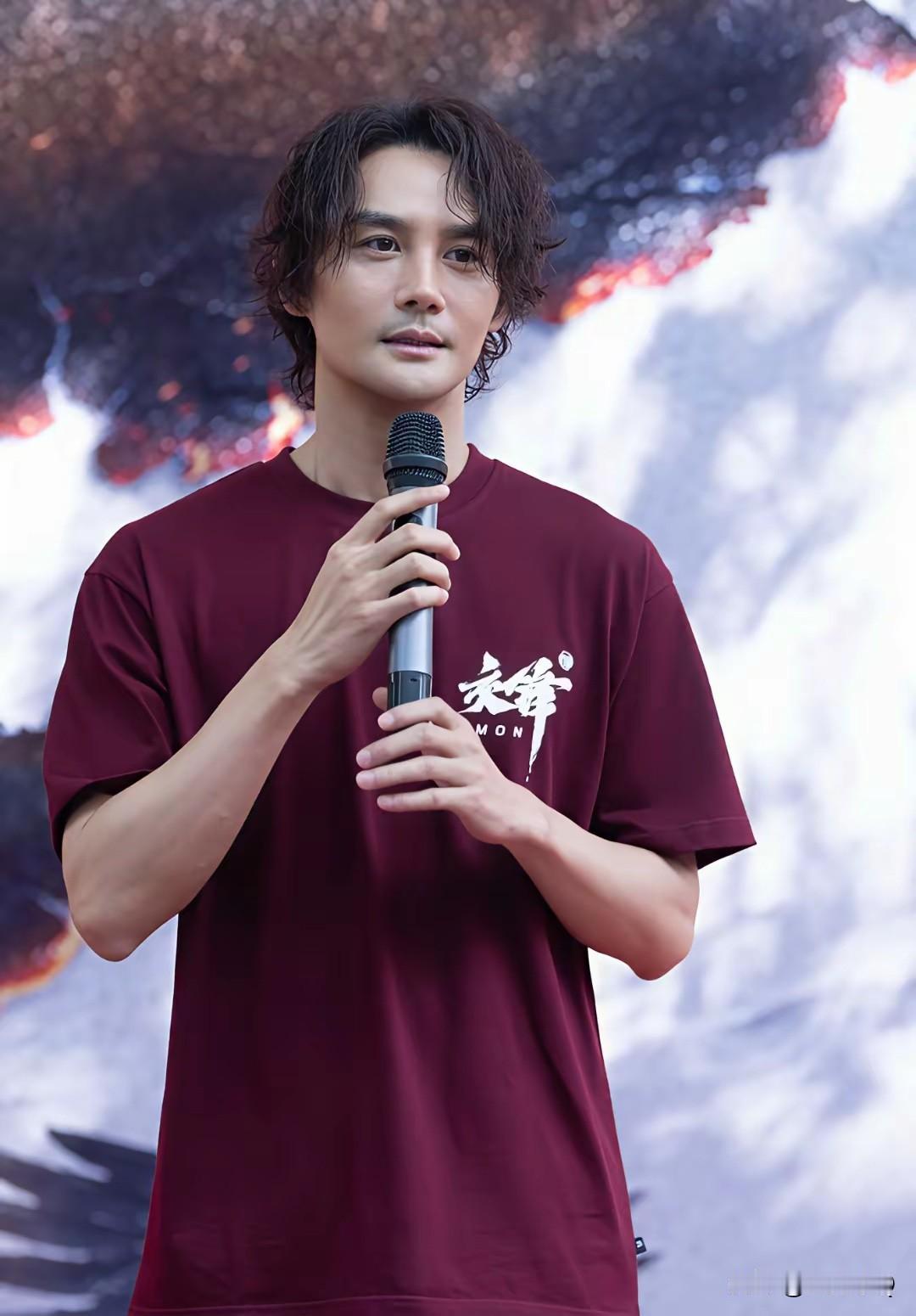 王凯换了个中长卷发，整个人的气质都变化了，还有一点混血感。