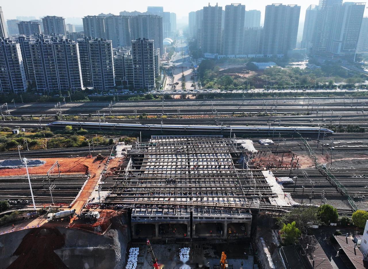 【顶推长度创纪录！圭峰大道框架桥成功下穿南昌西站】11月22日，历经16个昼夜的