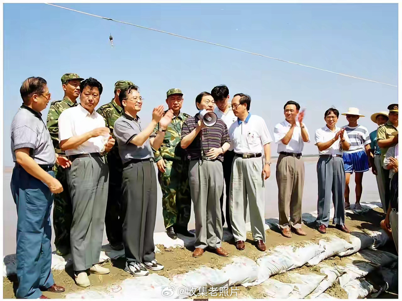 1998年，朱镕基总理在湖北石首市（调关矶头）的抗洪现场。