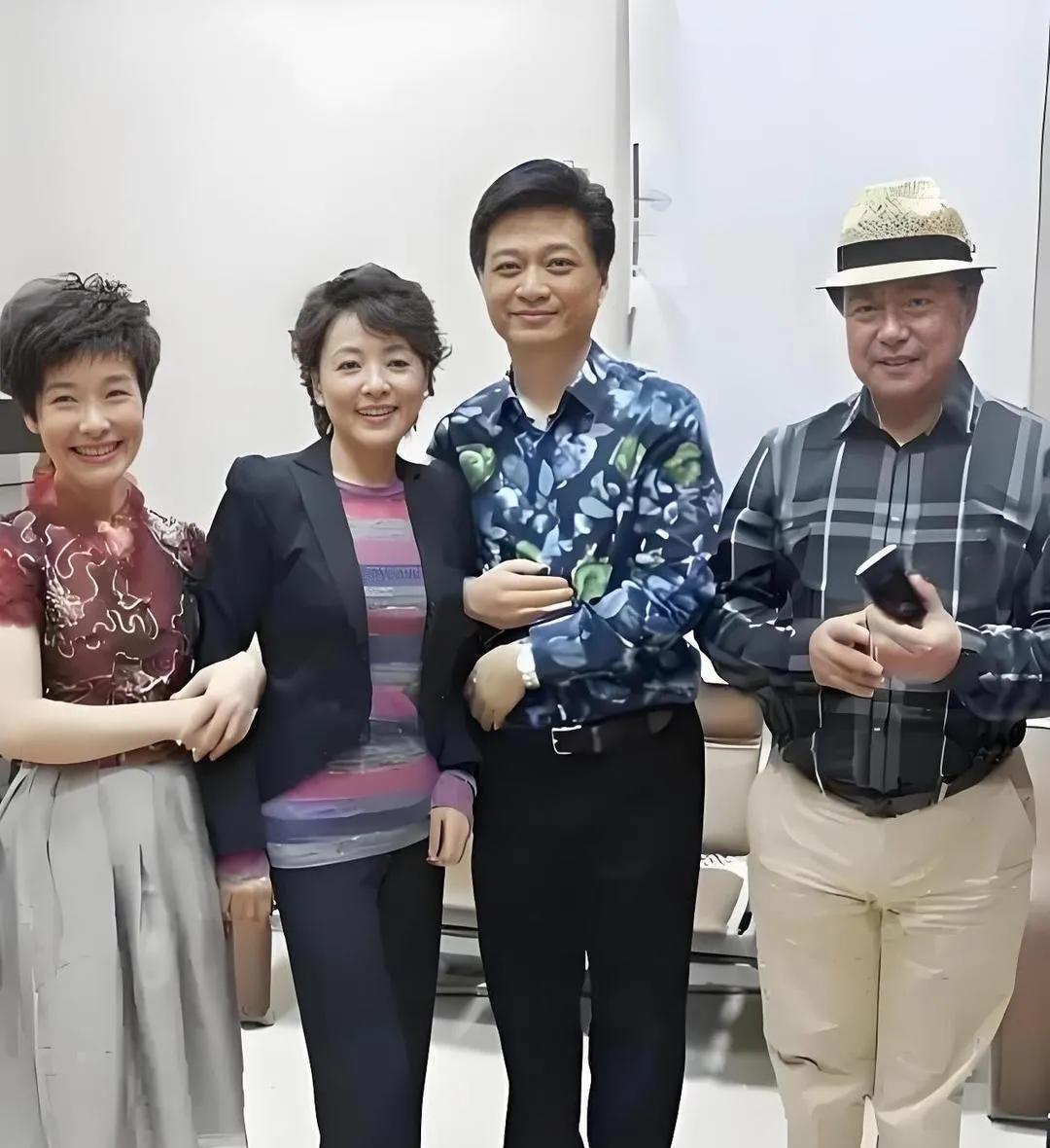 这四人合影，我只认出俩女的。中间张瑜[search_image]<张瑜&g
