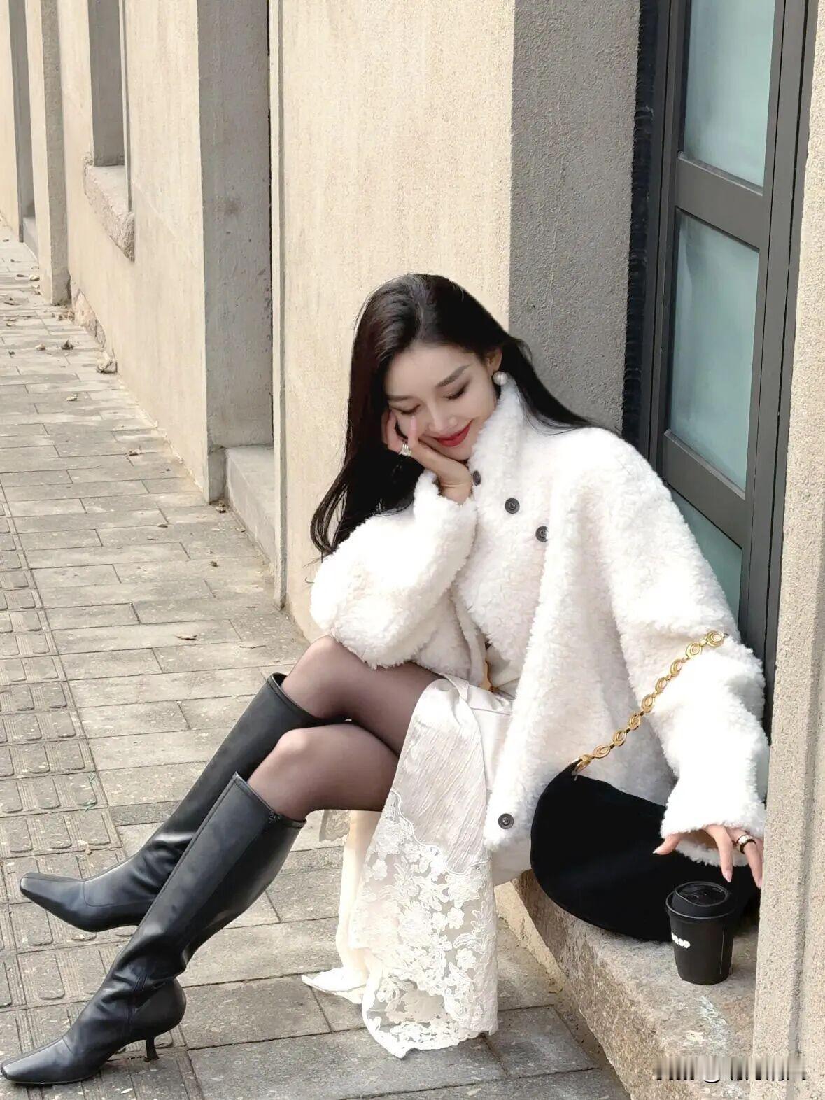 天儿一冷，反倒更想穿得“有光”了。翻出那件软乎乎的白色绒外套，把自己裹进去，真的