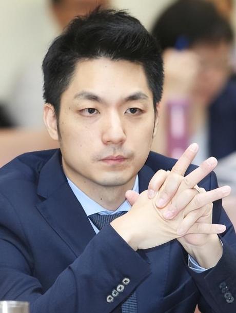 蒋万安丢脸丢大发了！阻碍双城论坛合作！蒋万安的选择让人不解。他的家族相