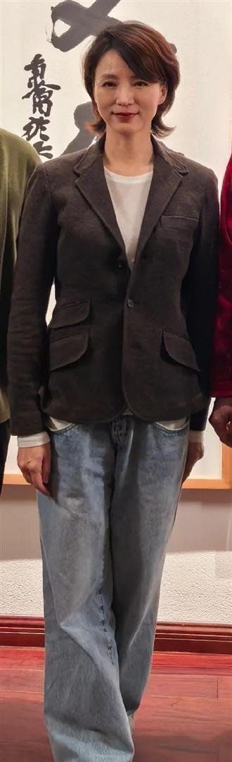 52岁董卿近况：去重庆和友人聚餐，容颜不变很温柔，与丈夫没离婚