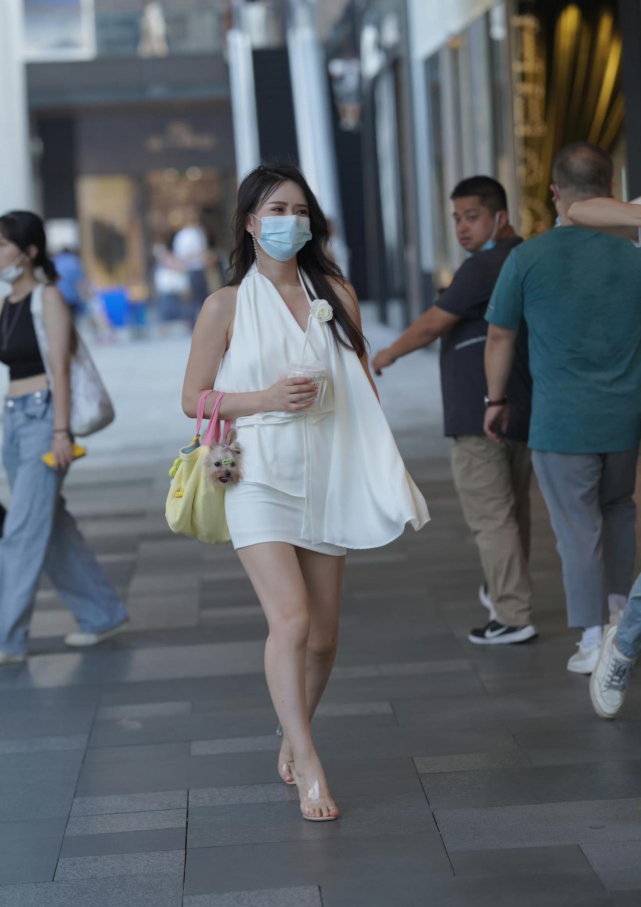 穿透明凉鞋高跟的小美女在街上回头率好高啊！