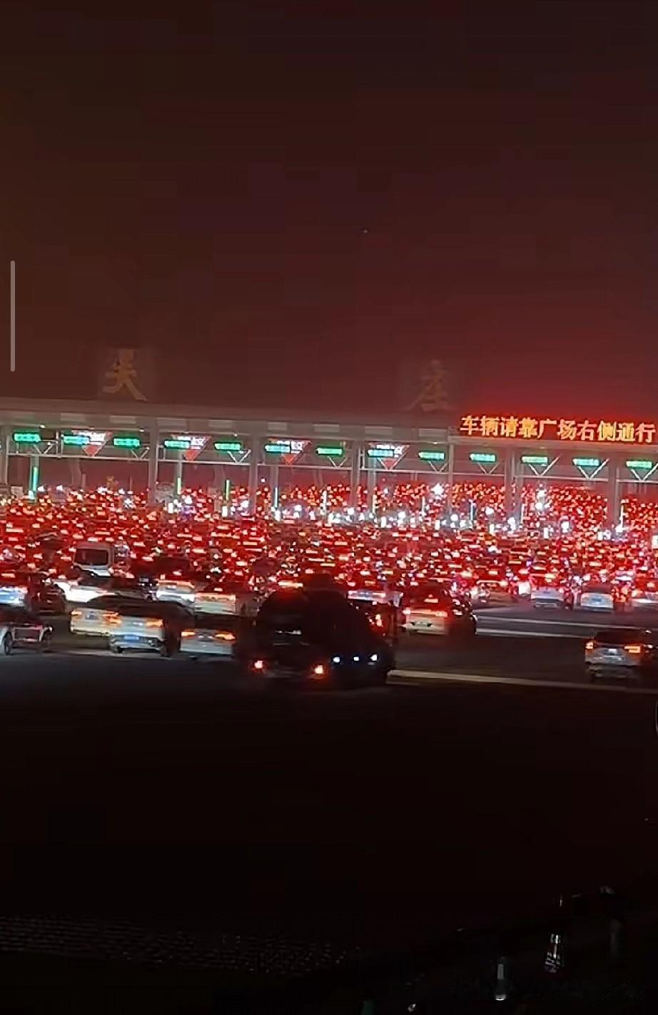 为何今年高速堵到封路!堵到怀疑人生！今年高速到底怎么了？正月初六，G40