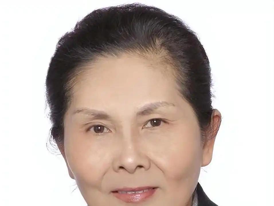 她第一次冲击院士是在1999年，已经六十多岁了，本来有不少学术大佬为她背书，可连