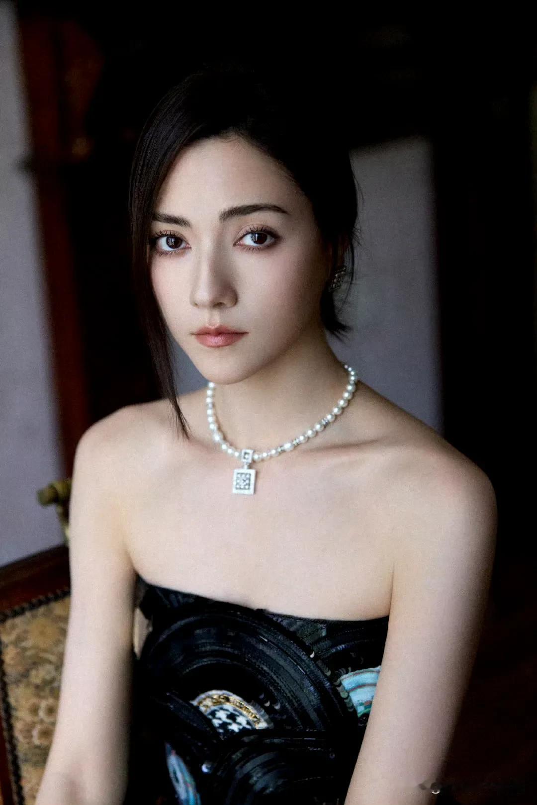 最近上海电影圈盛会不断，抖音电影奇遇夜的红毯上，娜然一袭抹胸短裙亮相，那造型真是