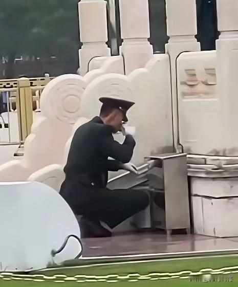 这么热的天，穿这么厚的衣服站岗执勤，真是够瘦的了，对这样的衣服，应该加点科学技术