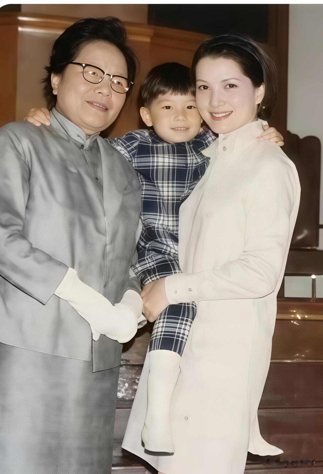 宋霭龄晚年和儿媳妇、孙子在一起的合影，媳妇确实漂亮。儿媳妇是美国好莱坞女演员，