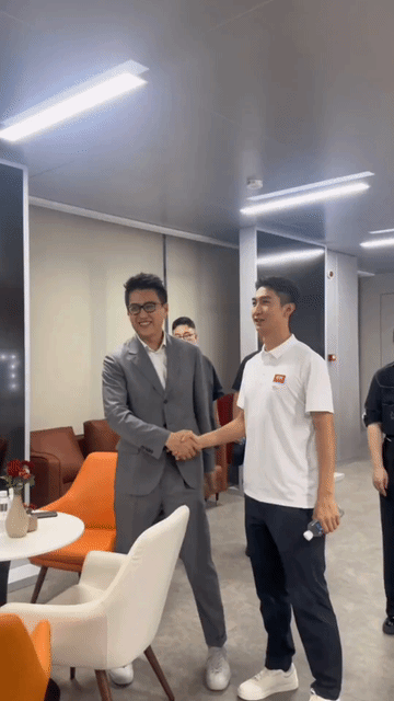靳东真壮啊，冬奥会冠军武大靖在他面前都变得有点娇小了，作为职业运动员，1.82的