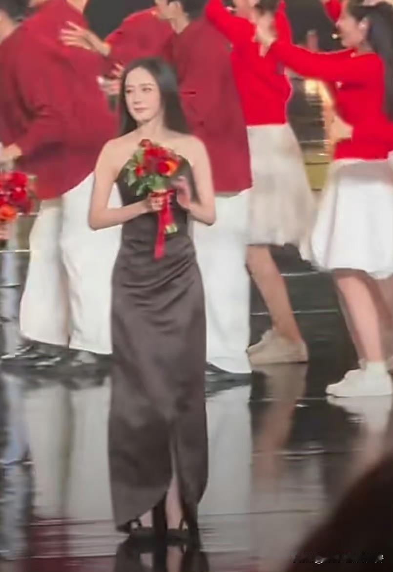 杨幂，还是黑长直最好看。在CMG电视剧年度盛典内场，杨幂以黑长直搭配鎏金礼裙