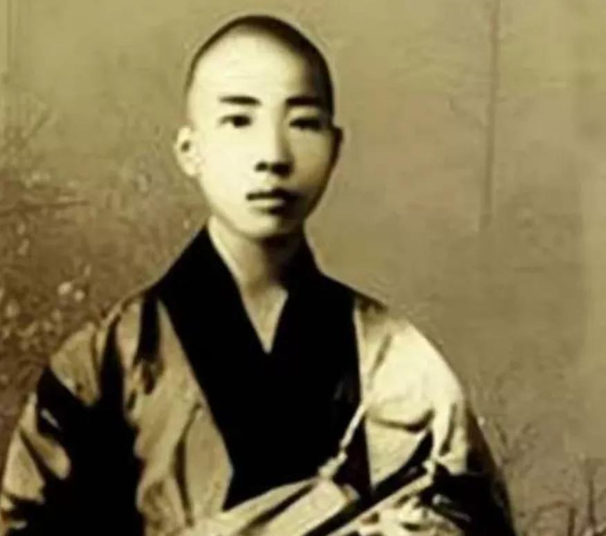 1918年5月2日，苏曼殊因暴饮暴食逝世，年仅35岁，死后在他枕头和床铺下发现很