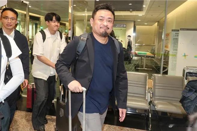 洪申翰抵台强调“赴陆未办也未用台胞证”，持邀请函入境，并叫嚣APEC会议他守住