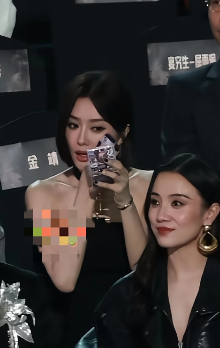 秦岚小嘴叭叭的，补妆都没停下