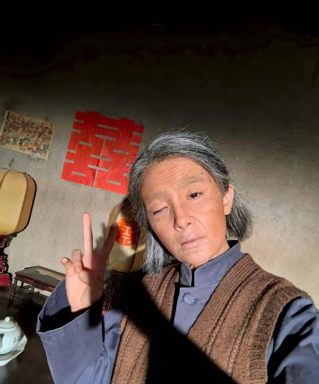 杨幂老了也要这么爱美！！杨幂能接受老年角色不奇怪，亲自出演老年版秀秀也不稀奇
