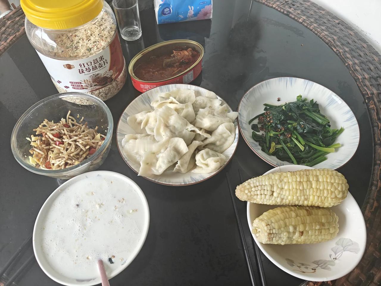 图一是克非今天早上的早餐，图二是晚餐。是不是挺寒酸的？早餐基本上都是上午10点