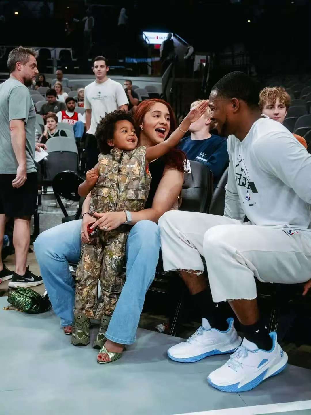 为什么福克斯在和马刺队的比赛中表现这么好，现在看来找到了原因。在马刺和雷霆队的