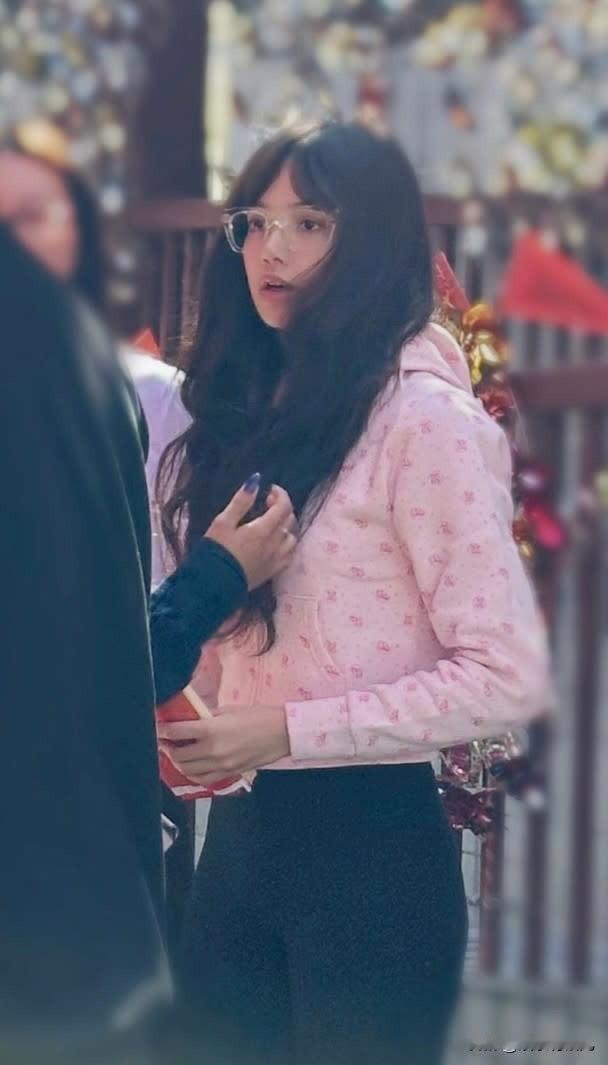 韩国女团成员之一的Lisa，近日被拍到在香港车公庙拜拜求福，身穿粉红色外套的Li